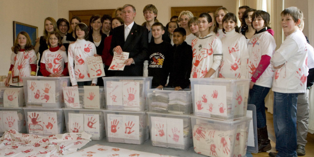 GruppenfotoBundespraesidentRedHandSchuleSchoenewalde1