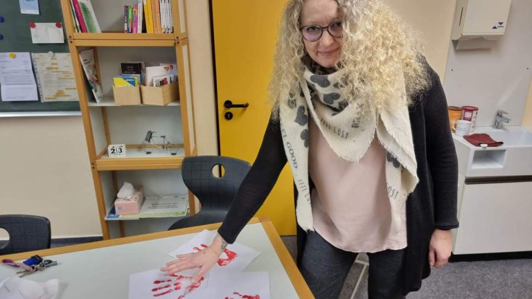 Osterholz: Protest mit blutroten Händen Osterholz: Protest mit blutroten Händen